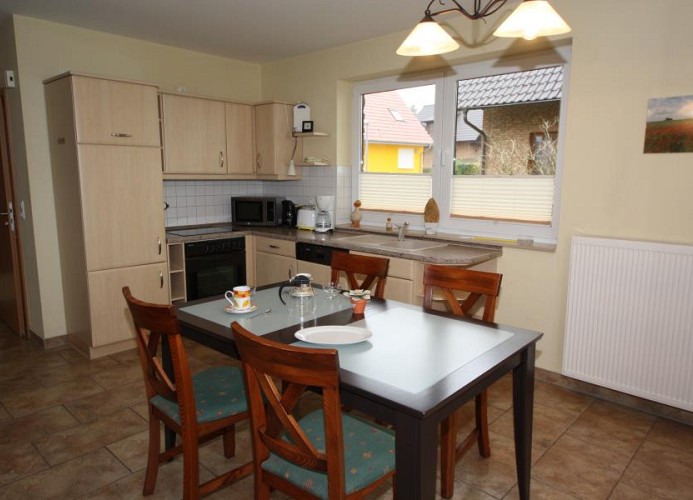 gemütlicher Essbereich mit voll ausgestatteter Küche