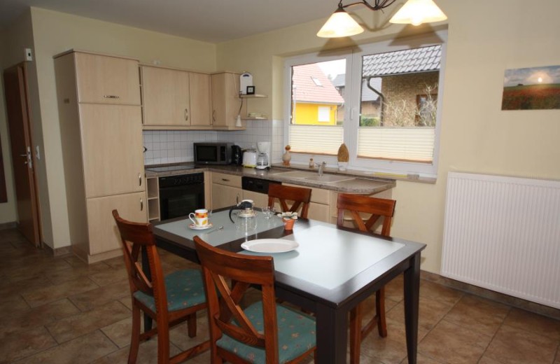 gemütlicher Essbereich mit voll ausgestatteter Küche