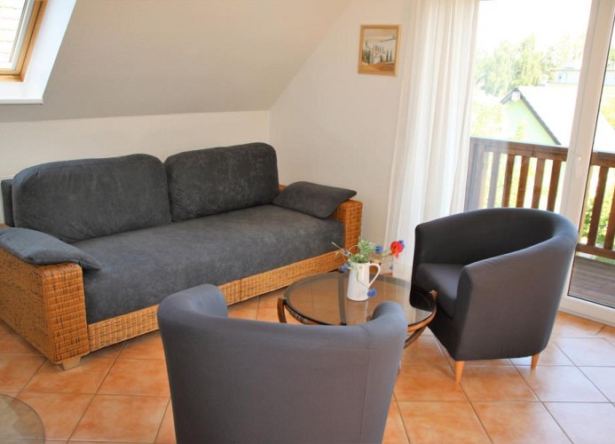 helles Wohnzimmer mit Balkon