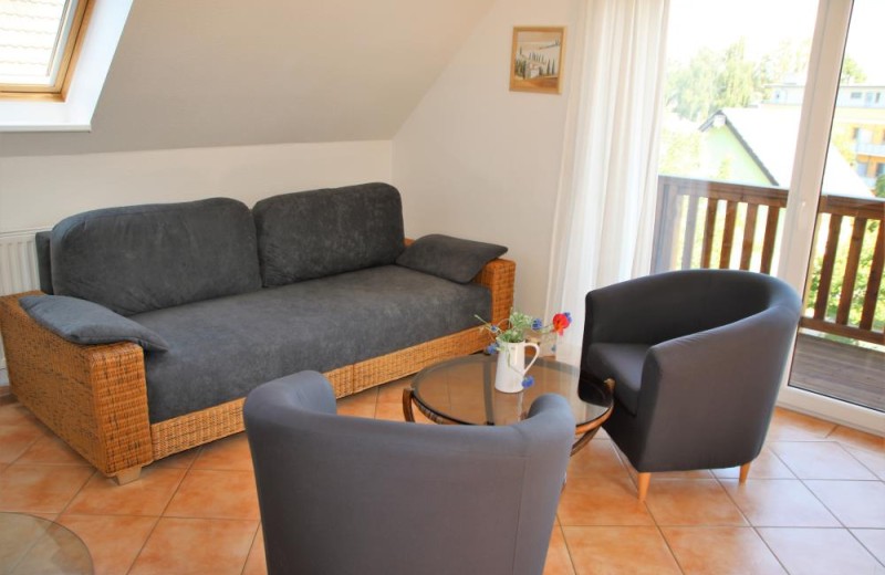 helles Wohnzimmer mit Balkon