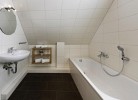 modernes Badezimmer im Obergeschoss mit Dusche & Badewanne
