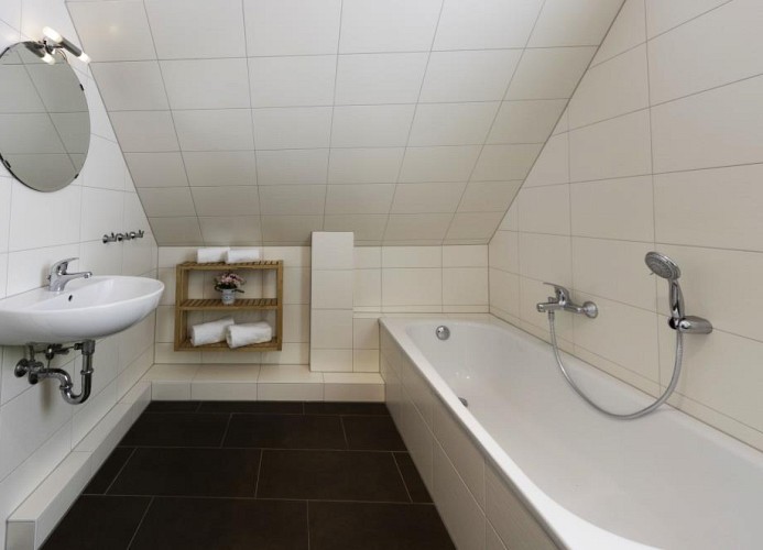 modernes Badezimmer im Obergeschoss mit Dusche & Badewanne