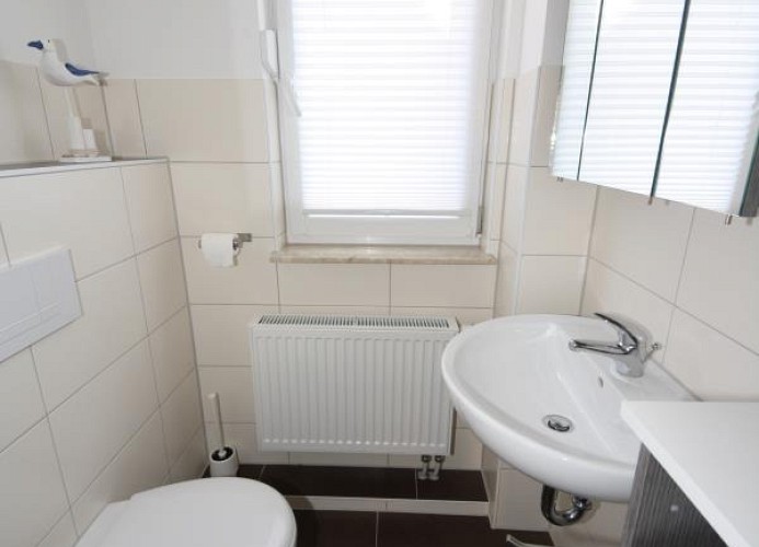Badezimmer im Erdgeschoss mit Dusche
