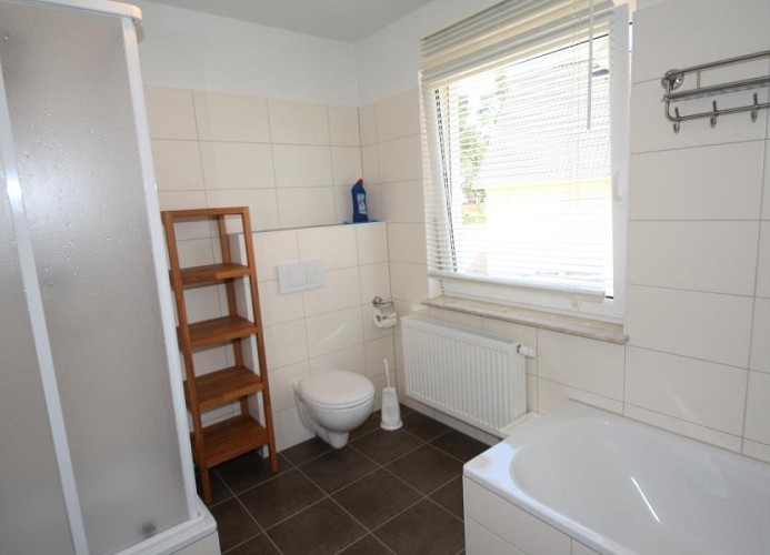 freundliches Tageslicht-Bad mit Dusche & Badewanne im Obergeschoss