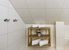 freundliches Tageslicht-Bad mit Badewanne
