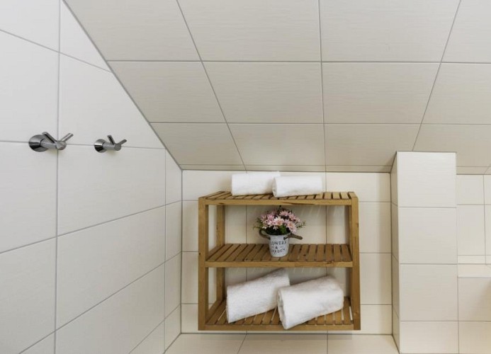 freundliches Tageslicht-Bad mit Badewanne