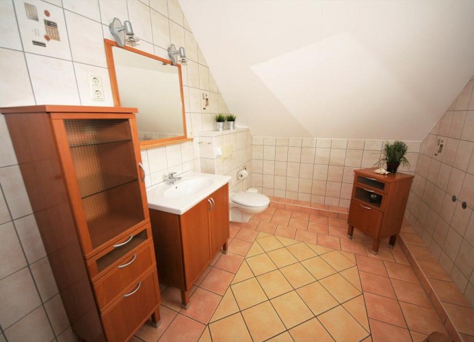 großzügiges Badezimmer im Obergeschoss