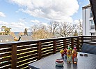 großer Balkon zum Entspannen
