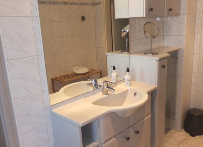 Badezimmer mit großem Spiegel