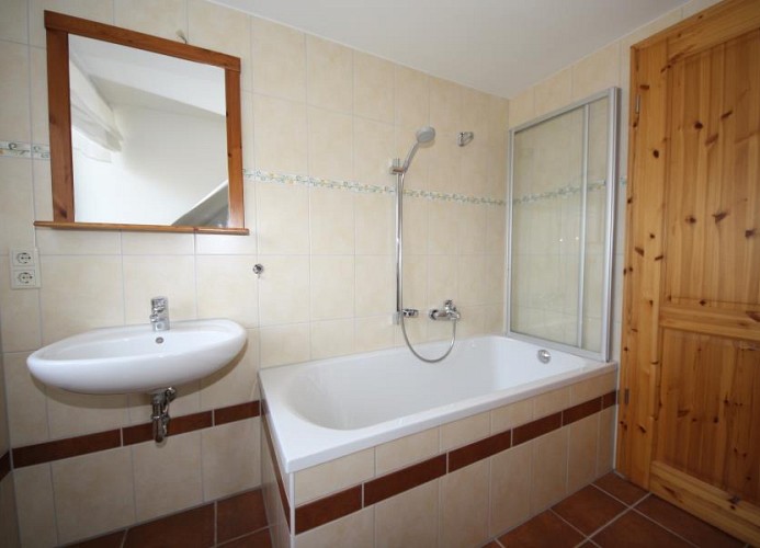 Badezimmer mit Badewanne