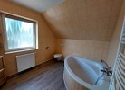 Großzügiges Badezimmer mit Eckbadewanne im OG