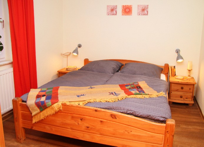 Schlafzimmer mit Doppelbett  im Erdgeschoss