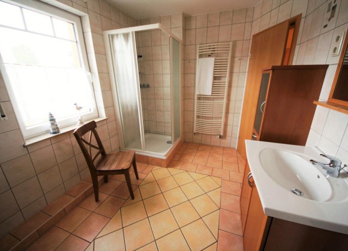 großzügiges Tageslicht-Bad mit Dusche