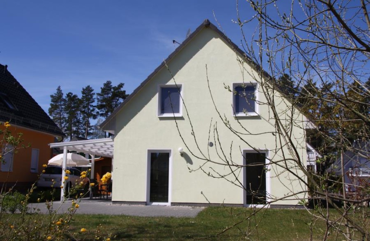 schönes Ferienhaus mit Sonnenterrasse & Garten