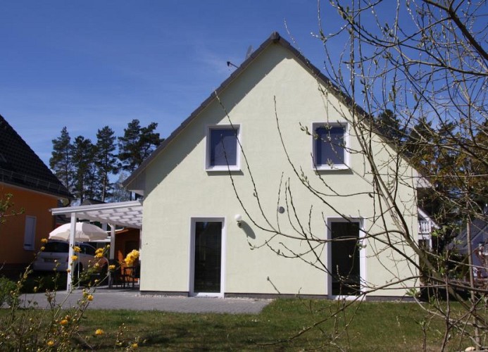 schönes Ferienhaus mit Sonnenterrasse & Garten