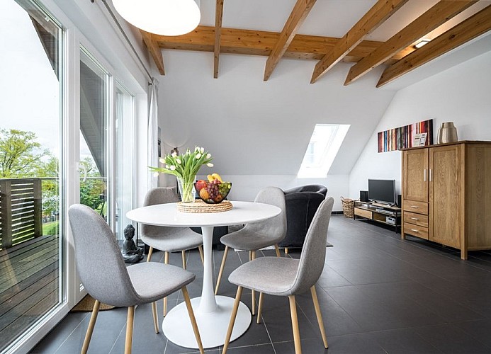 U 7 OG - Schöne Ferienwohnung mit Balkon in Seenähe 