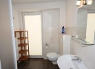 modernes Badezimmer mit Dusche im Erdgeschoss