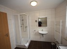 großes Badezimmer mit Tageslicht und Dusche