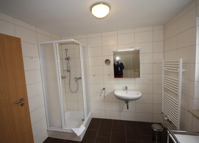 großes Badezimmer mit Tageslicht und Dusche
