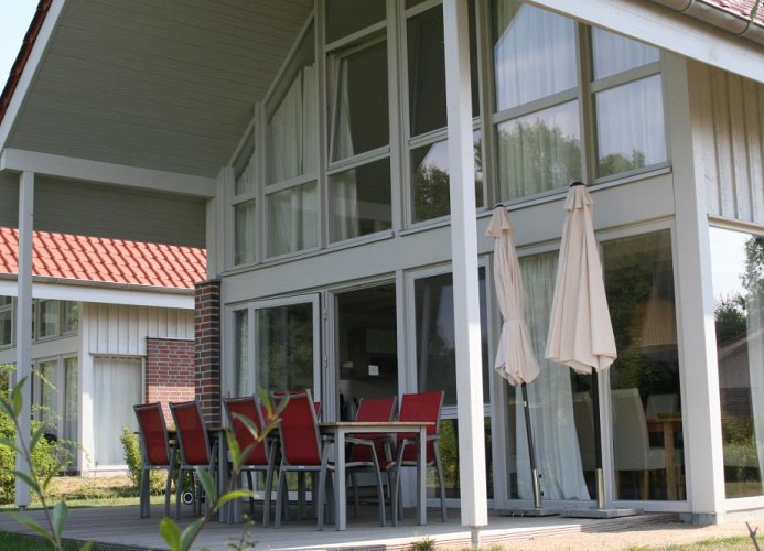 Geniessen Sie die Sonne auf der ruhigen Terrasse