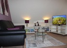 kuscheliges Wohnzimmer im Obergeschoss mit Balkon
