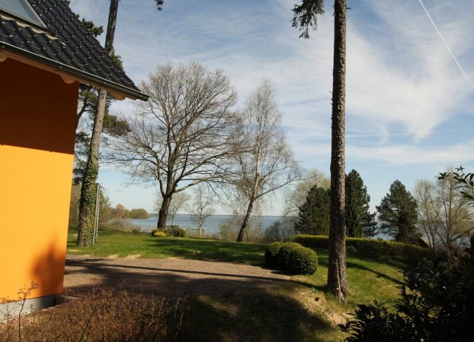 toller, großzügiger Garten mit Blick auf den See