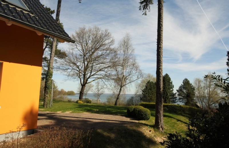 toller, großzügiger Garten mit Blick auf den See