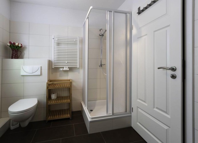 helles Badezimmer mit Dusche
