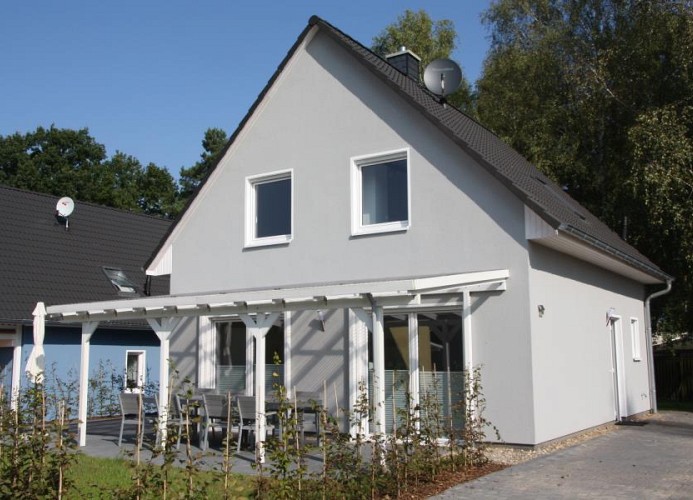 schöne Terrasse mit kleinem Garten
