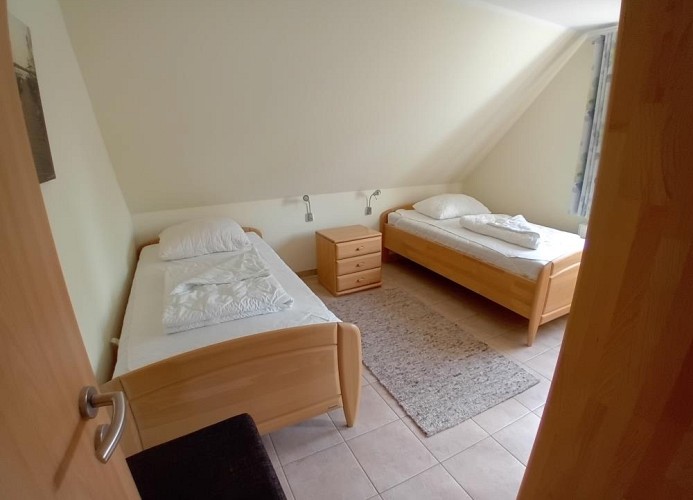 Schlafzimmer mit zwei Einzelbetten