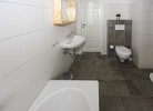 großes Tageslicht-Bad mit Badewanne & Sauna