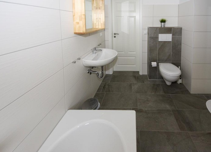 großes Tageslicht-Bad mit Badewanne & Sauna