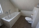 freundliches Tageslicht-Bad mit Badewanne
