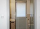 großzügiges Tageslichtbad mit Dusche