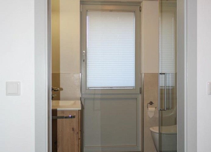 großzügiges Tageslichtbad mit Dusche