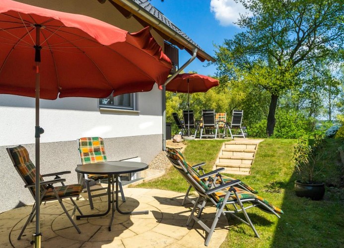 großzügiger Garten zum Sonnenbaden