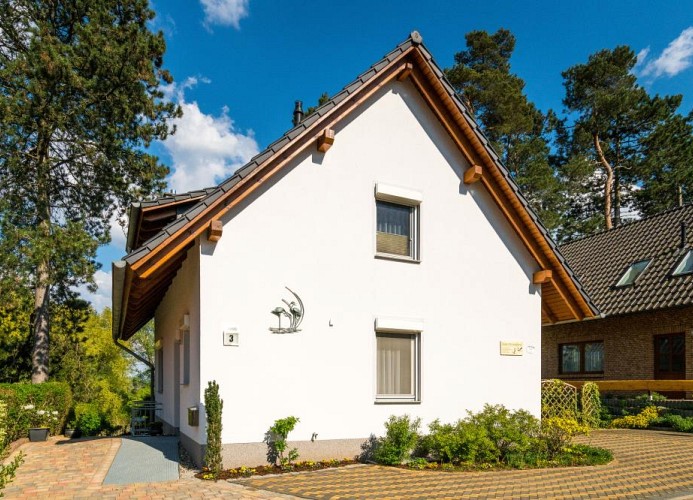 2 Parkplätze vor dem Haus