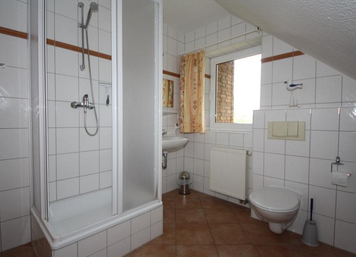 großes Tageslicht-Bad mit Dusche