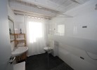 großzügiges Tageslicht-Bad mit ebenerdiger Dusche