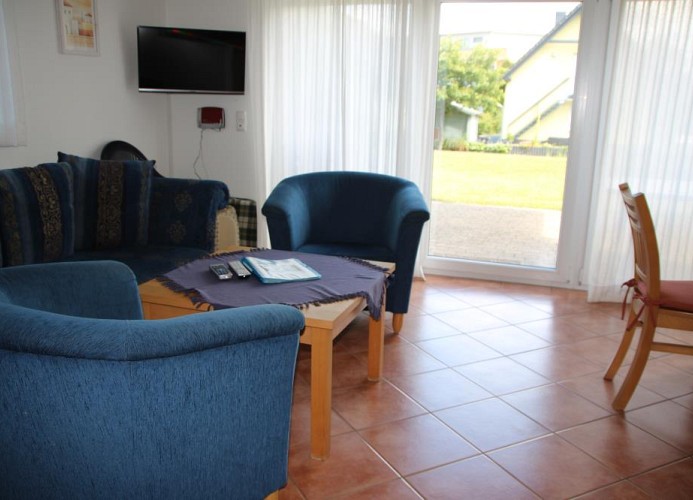 Wohnzimmer mit direktem Zugang zum Garten & Terrasse