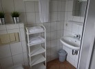 freundliches Tageslicht-Bad mit Dusche
