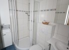 freundliches Tageslicht-Bad mit Dusche