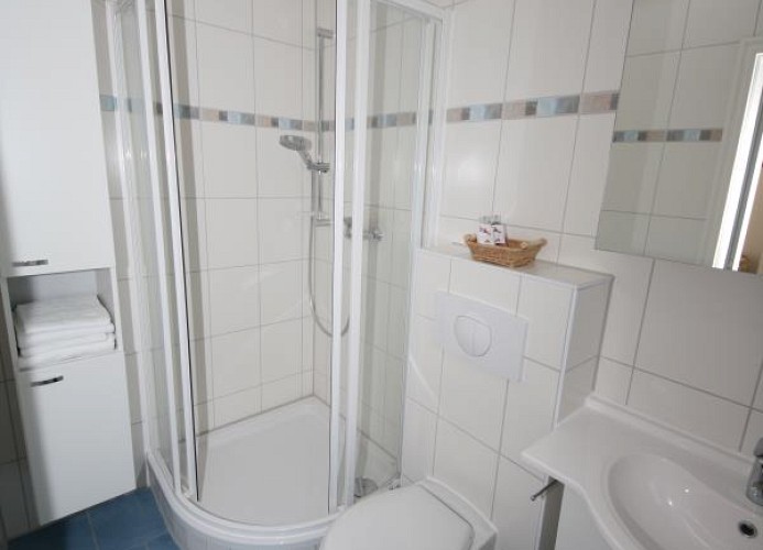 freundliches Tageslicht-Bad mit Dusche