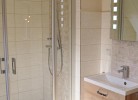 großzügiges Tageslicht-Bad mit Dusche