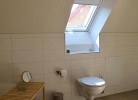 großzügiges Tageslicht-Bad mit Dusche