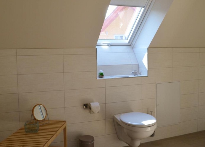 großzügiges Tageslicht-Bad mit Dusche