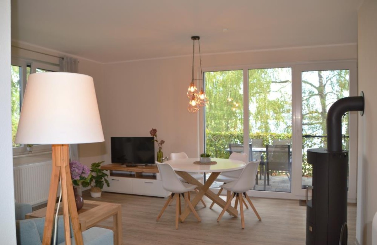Entspannen Sie sich in diesem gemütlichen Wohnzimmer mit Kamin ...