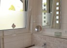 großzügiges Tageslicht-Bad mit Dusche