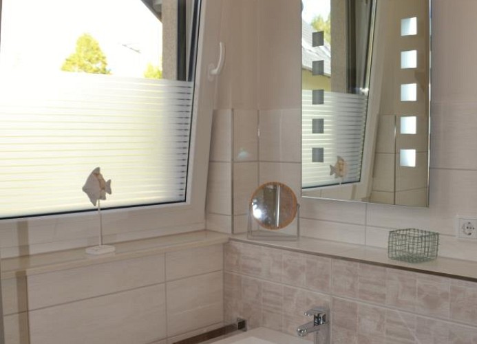 großzügiges Tageslicht-Bad mit Dusche