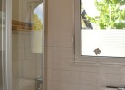 freundliches Tageslicht-Bad mit großer Dusche